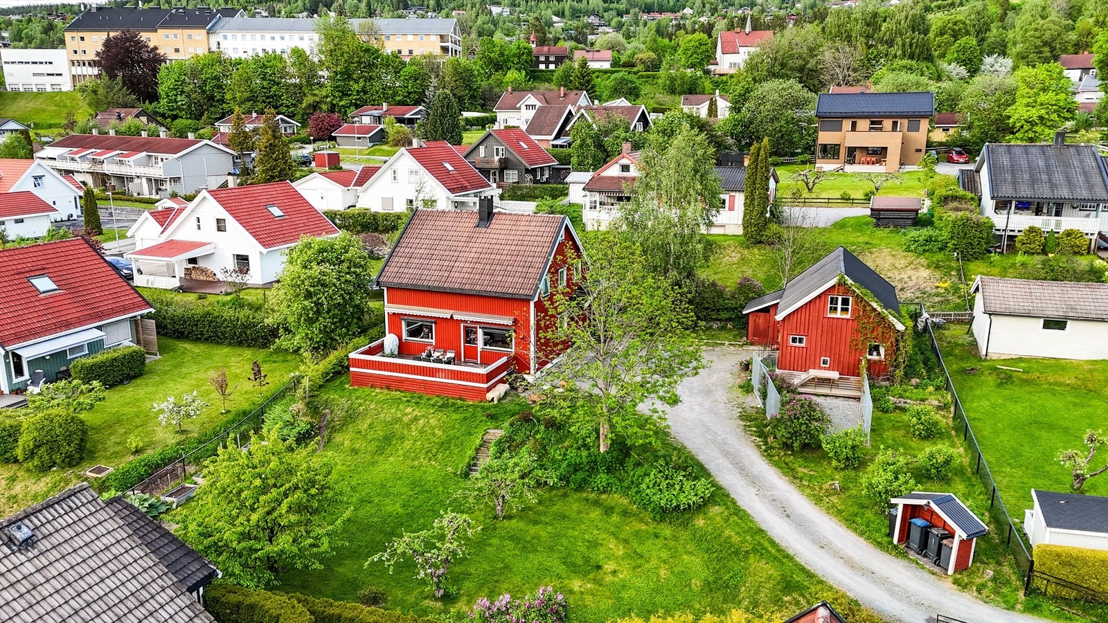 Boligen er utstyrt med et nytt bergvarmeanlegg fra 2023, som sikrer en energieffektiv og stabil oppvarming. Galleribilde