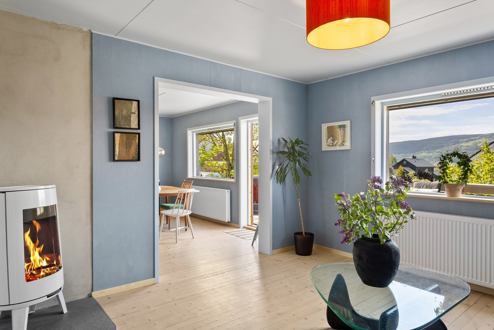 I stuen er det en vedovn tilkoblet teglsteinspipen, som gir ekstra varme og hygge. Galleribilde
