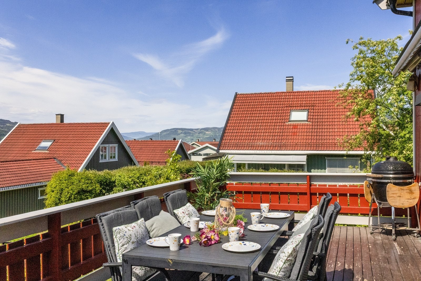 Verandaen er bygget i impregnerte trekonstruksjoner og har et rekkverk på 90 cm. Galleribilde