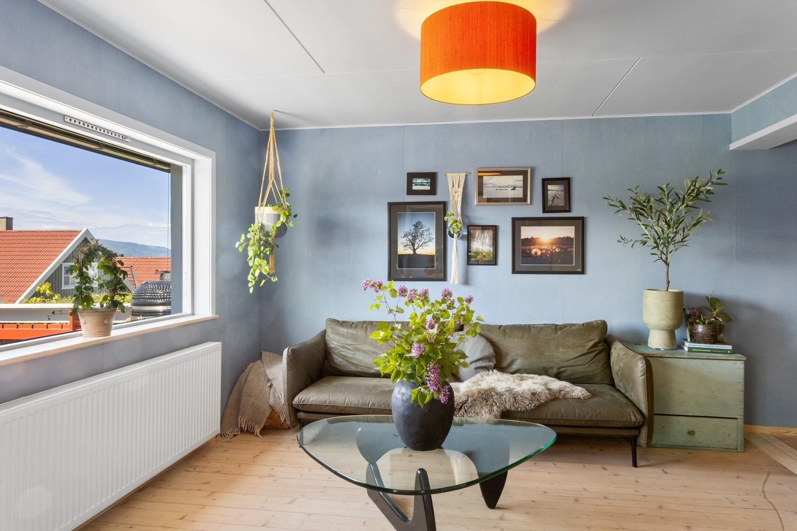En radiator sørger for jevn varme fra det nye bergvarmeanlegget. Galleribilde