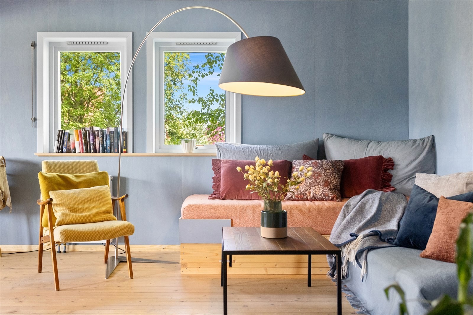 Vinduene slipper inn godt med dagslys og gir utsyn mot hagen. Galleribilde