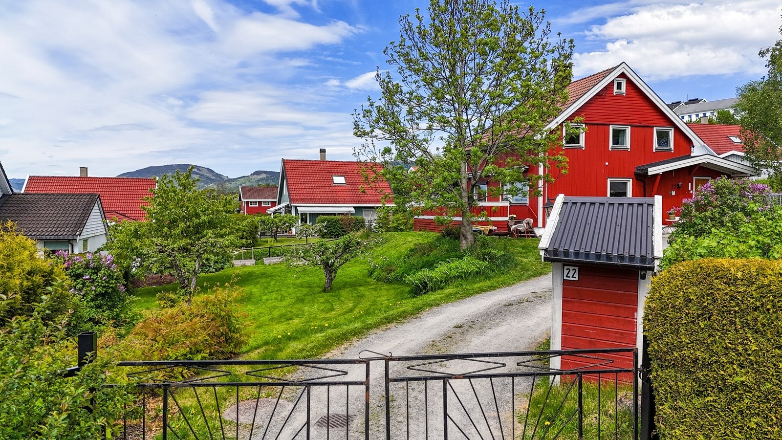 En ærverdig enebolig beliggende i et etablert og populært villaområde i Lillehammer. Galleribilde