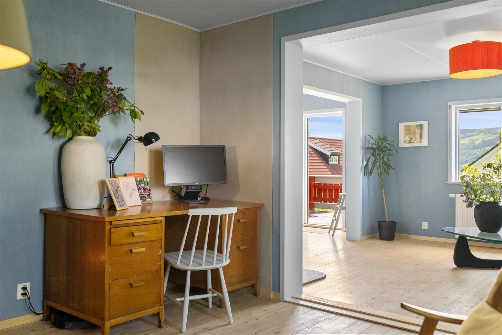 Stuen er romslig og kan enkelt deles inn i soner for TV-krok og en arbeidsplass. Galleribilde