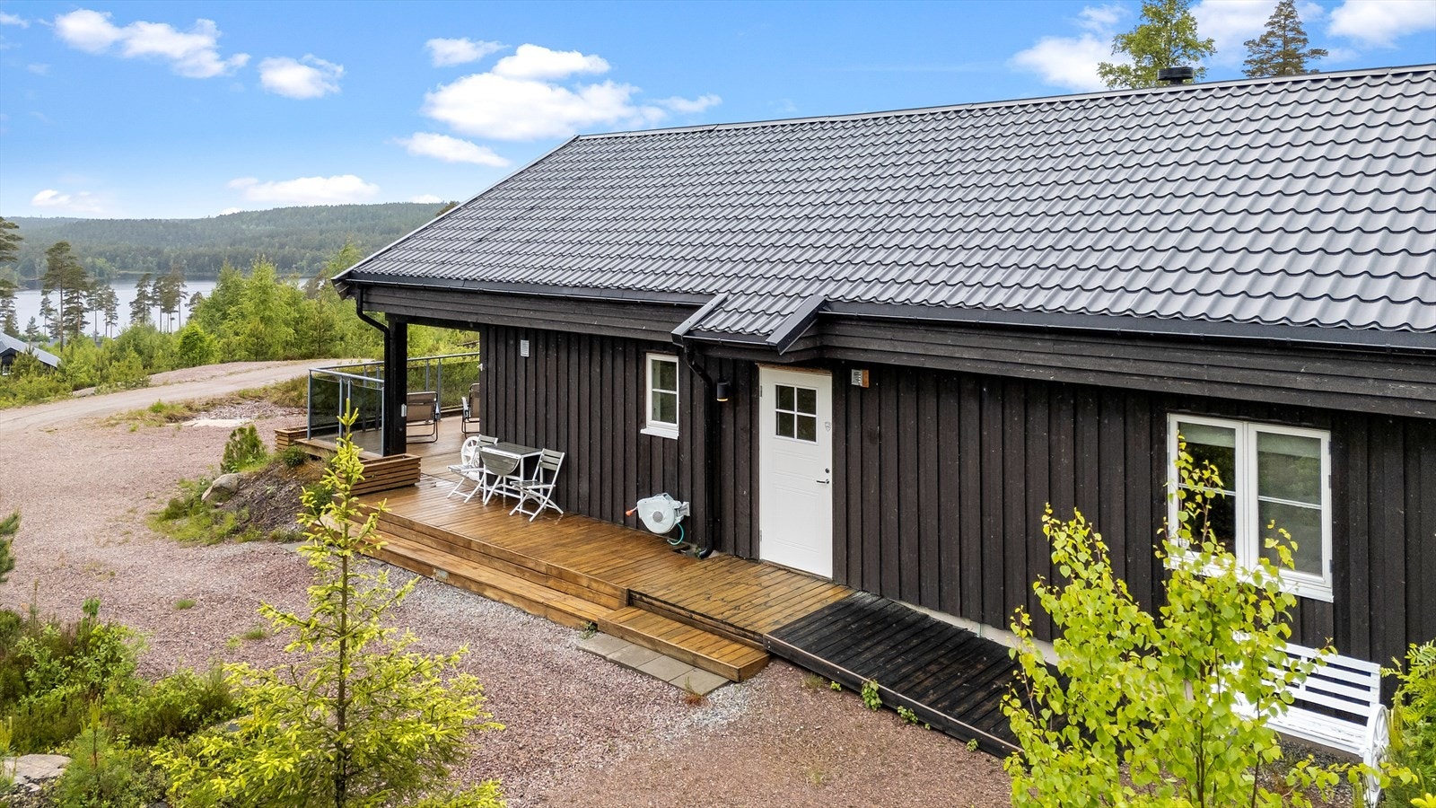 Gårdsplassen er gruset og her er det god plass til parkering av bil. Galleribilde