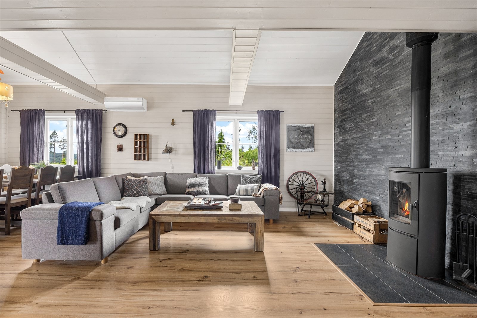 Stuen har god plass til både tv-lounge og stort spisebord, så her er det duket for et sosialt hytteliv. Varmepumpen sørger for jevn innetemperatur. Galleribilde