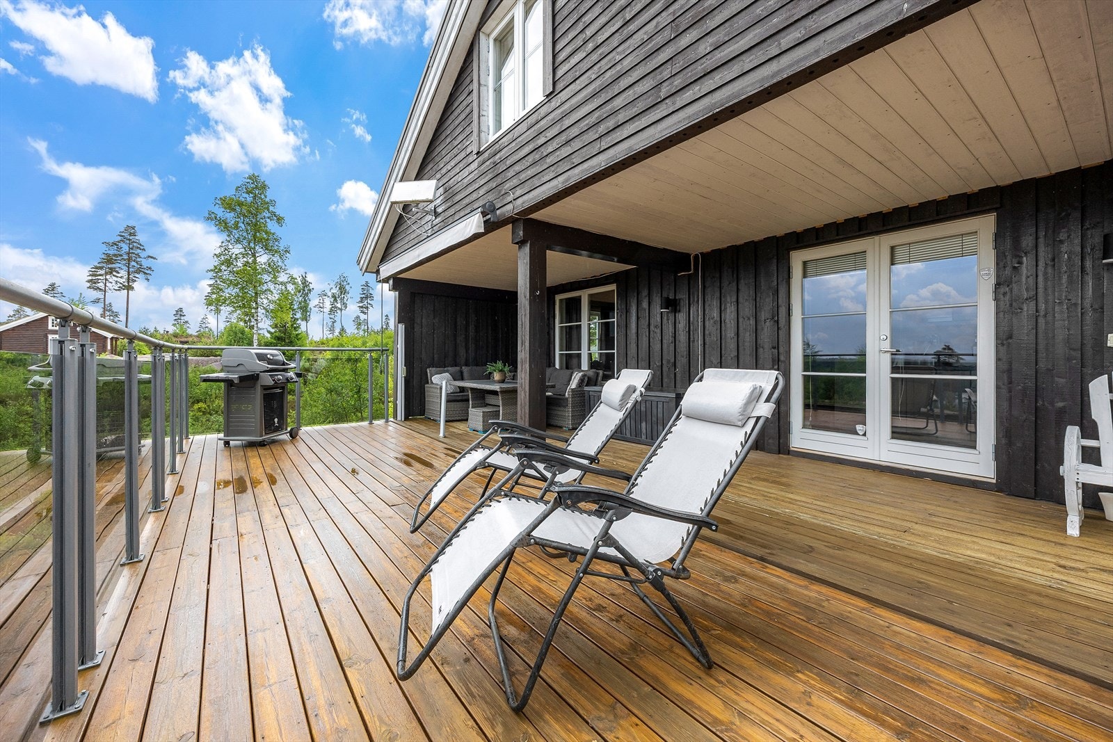 Her er det god plass til flere utemøbler og grill. Terrassene har dekke av terrassebord i tre. Galleribilde