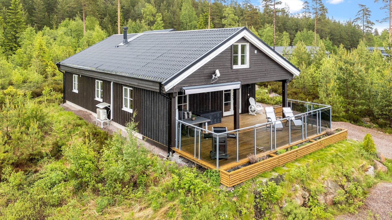 Den store terrassen har en variasjon av overbygg og åpne arealer. Galleribilde