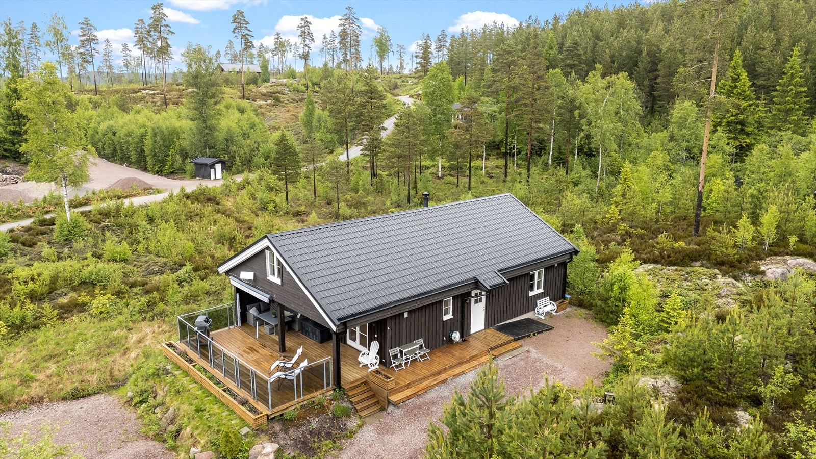 Tomten er holdt som naturtomt med naturlig vegetasjon, trær, busker og lyng. Galleribilde