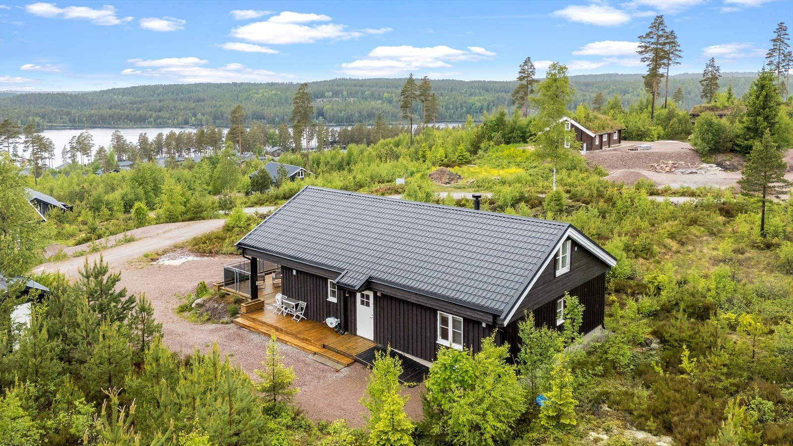 Hytta ligger på et idyllisk og naturskjønt hyttefelt ved innsjøen Vortungen på Rømskog. Stedet preges av fredfull natur og milevis med fantastiske turområder. Galleribilde