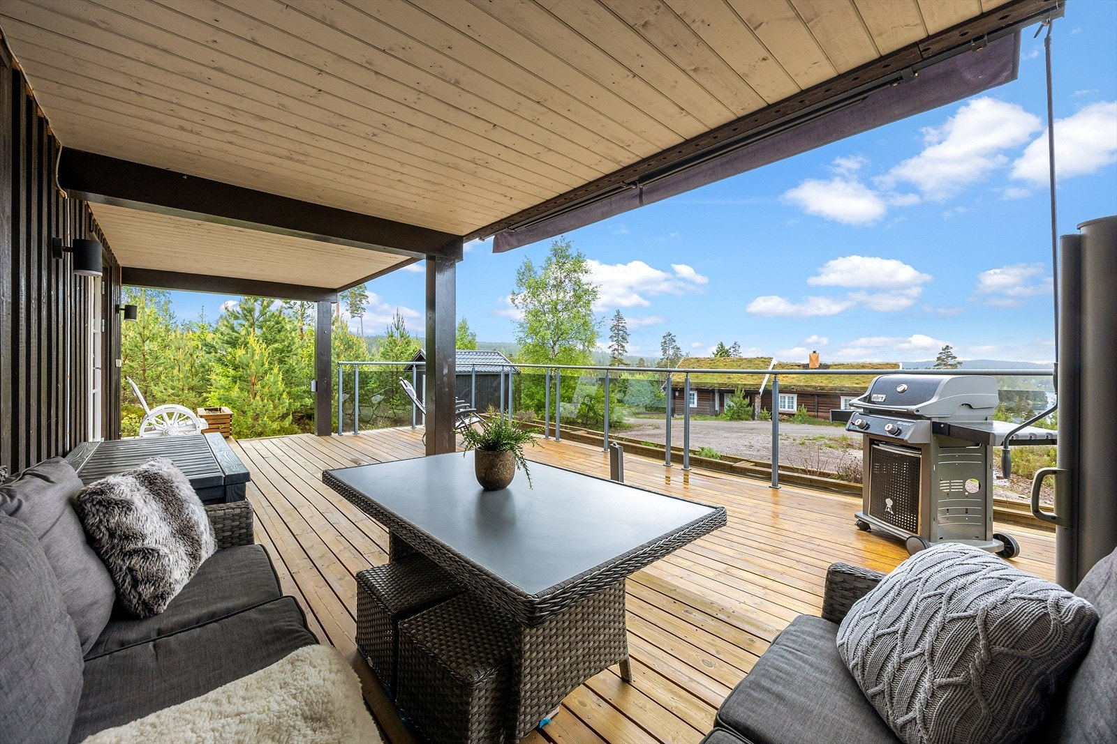 Den overbygde delen har også en stor terrassemarkise. Galleribilde