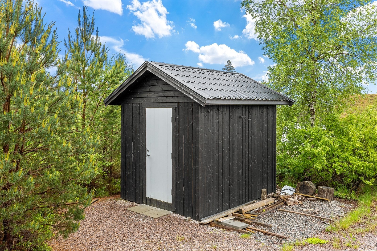 Til hytta hører det en praktisk utvendig lagringsbod. Galleribilde