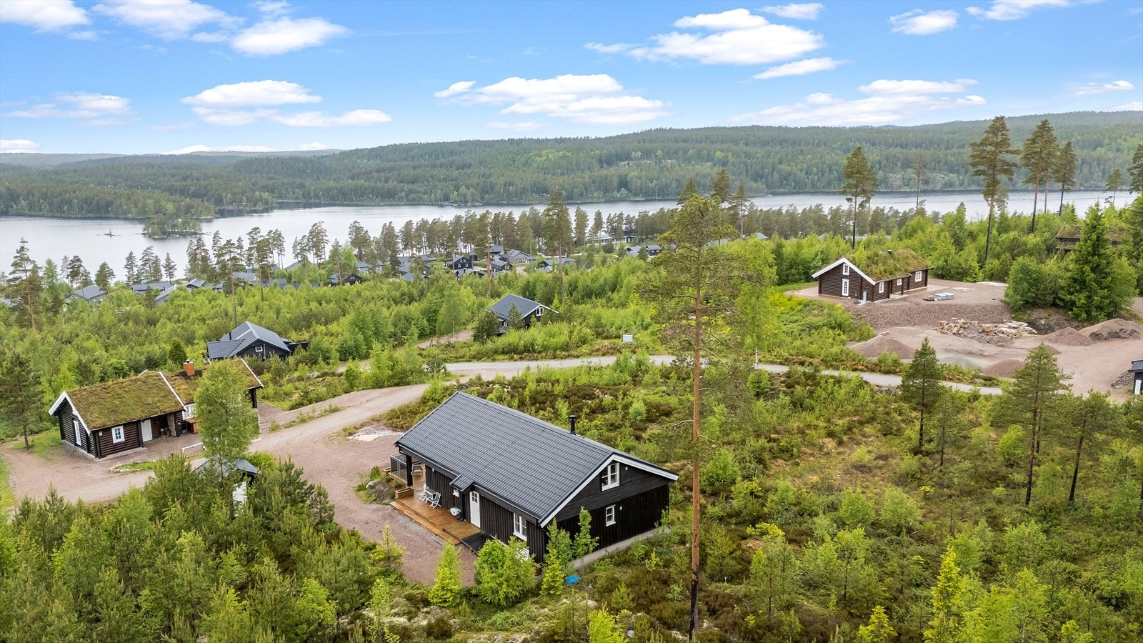 Det er ca 9 mil fra Oslo og drøye 9 mil fra Oslo lufthavn til hytta. Galleribilde