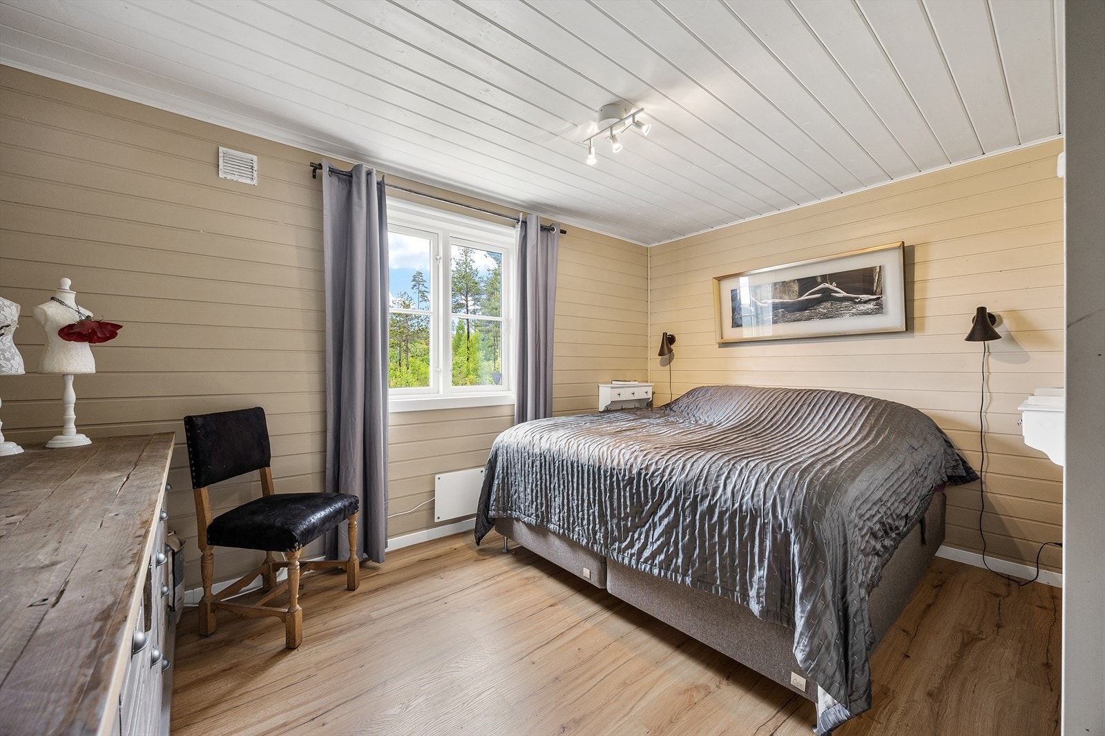 Hytta har to gode soverom hvor begge har laminatgulv i enstavs utførelse, malt, liggende panel på veggene og hvitmalt panelhimling. Galleribilde