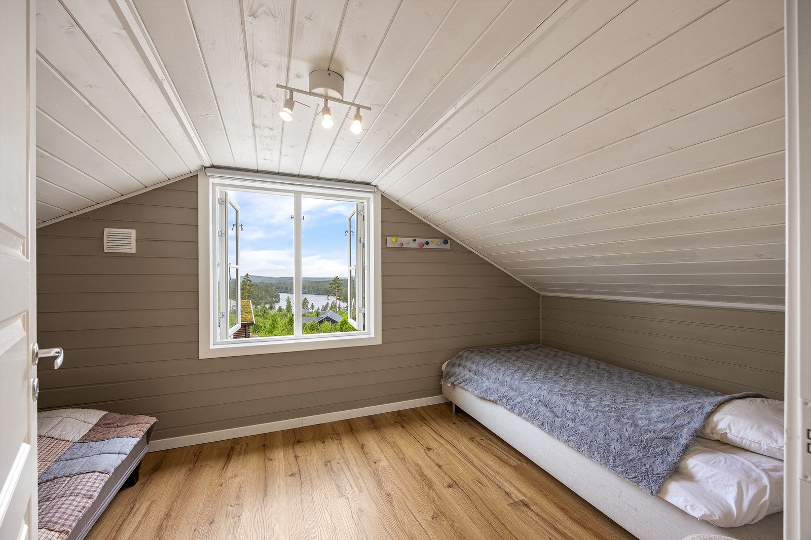 Det ene av disse rommene har vinduer med flott utsikt mot Vortungen og det andre har vindu mot skogen i motsatt retning. Galleribilde