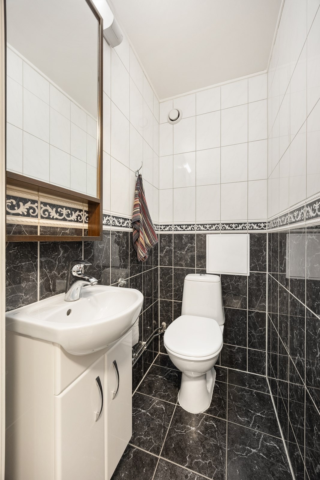 Like ved badet finnes det også et praktisk toalettrom innredet med toalett og servant. Galleribilde