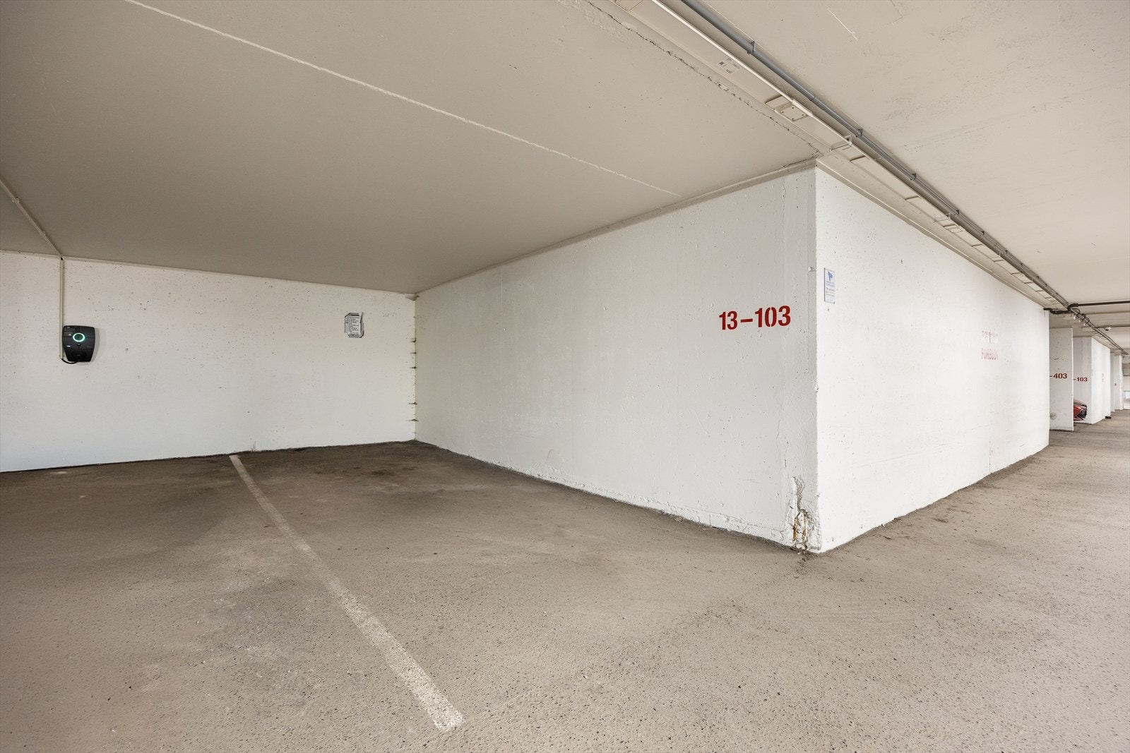 Leiligheten har også eksklusiv bruksrett til én parkeringsplass i felles garasjekjeller. Galleribilde