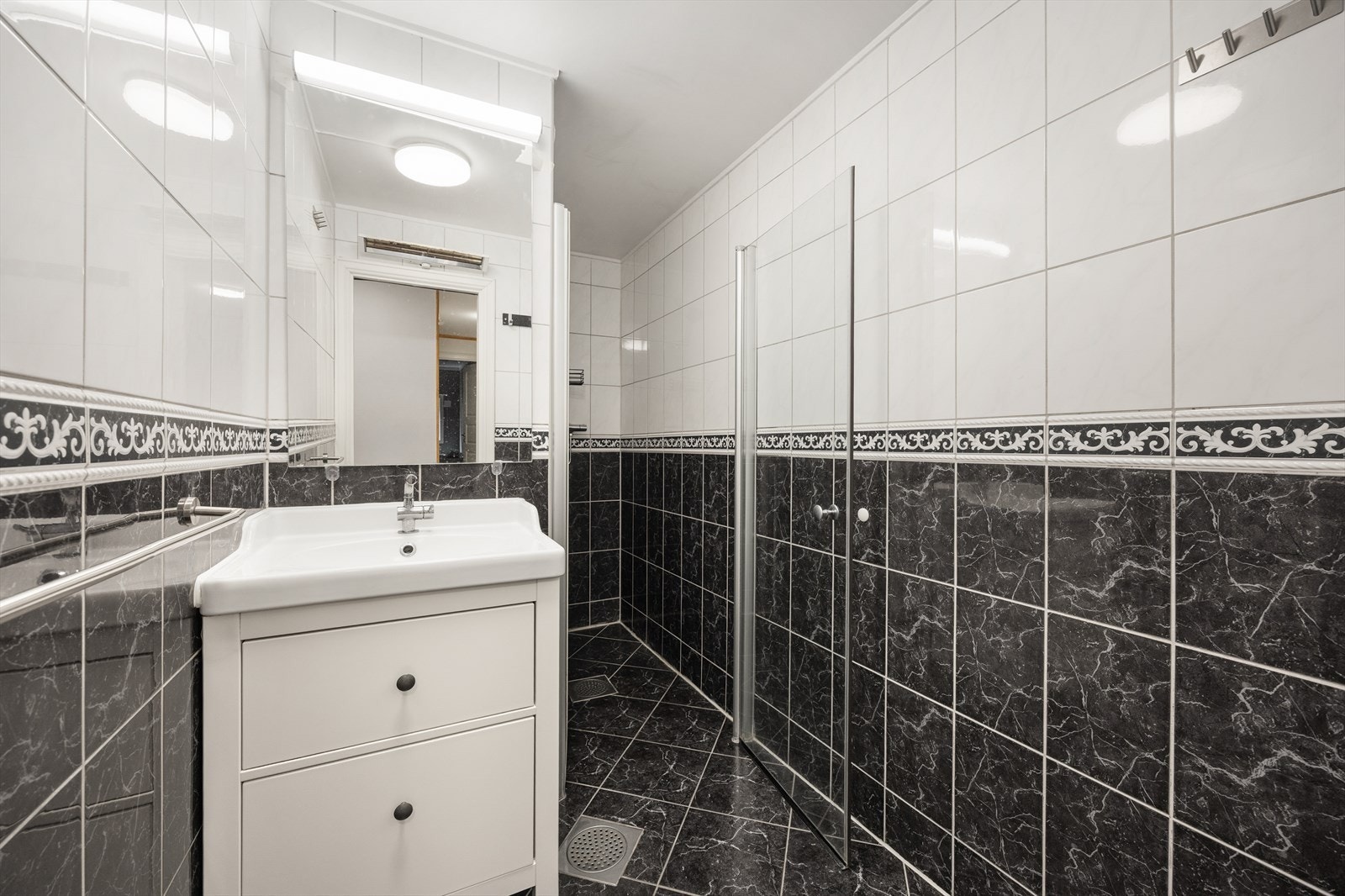 Badet har flislagte overflater og varmekabler i gulvet. Badet ble oppusset i 2010. Galleribilde