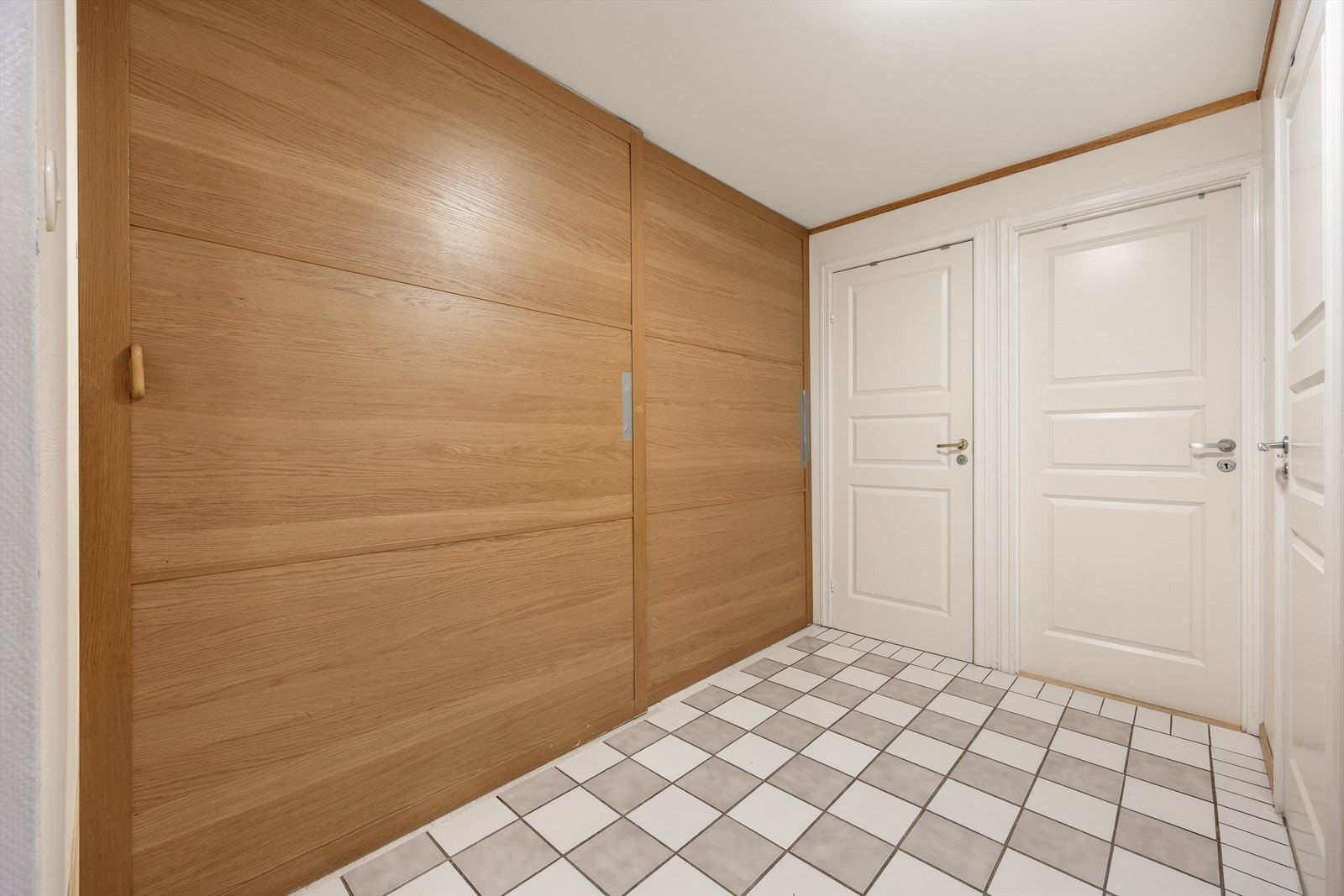 I rommet finnes det en stor skyvedørsgarderobe med gode oppbevaringsmuligheter. Galleribilde
