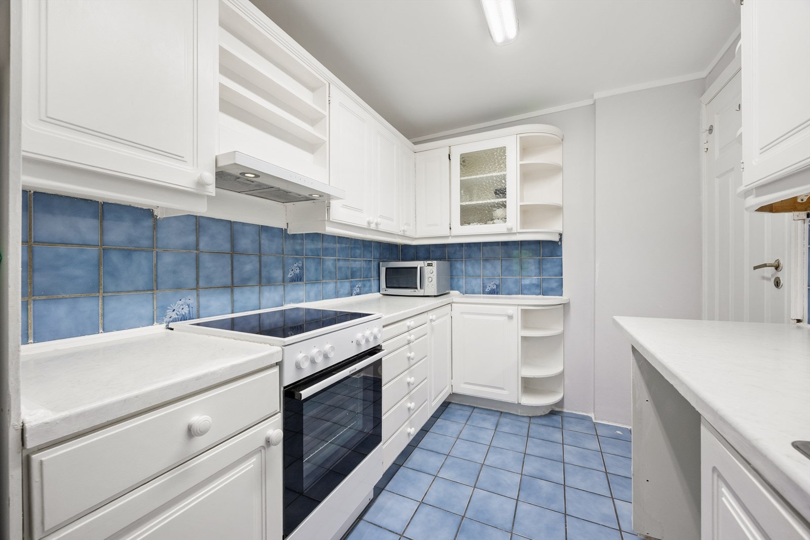 Kjøkkenet er utstyrt med kullfilterventilator over kokesonen og mekanisk avtrekk. Galleribilde