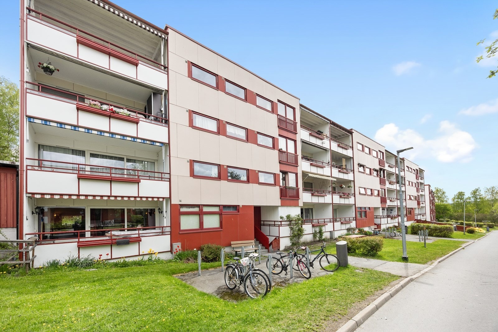 Leiligheten ligger i et etablert boligområde i Bjørnebærstien Huseierforening. Galleribilde