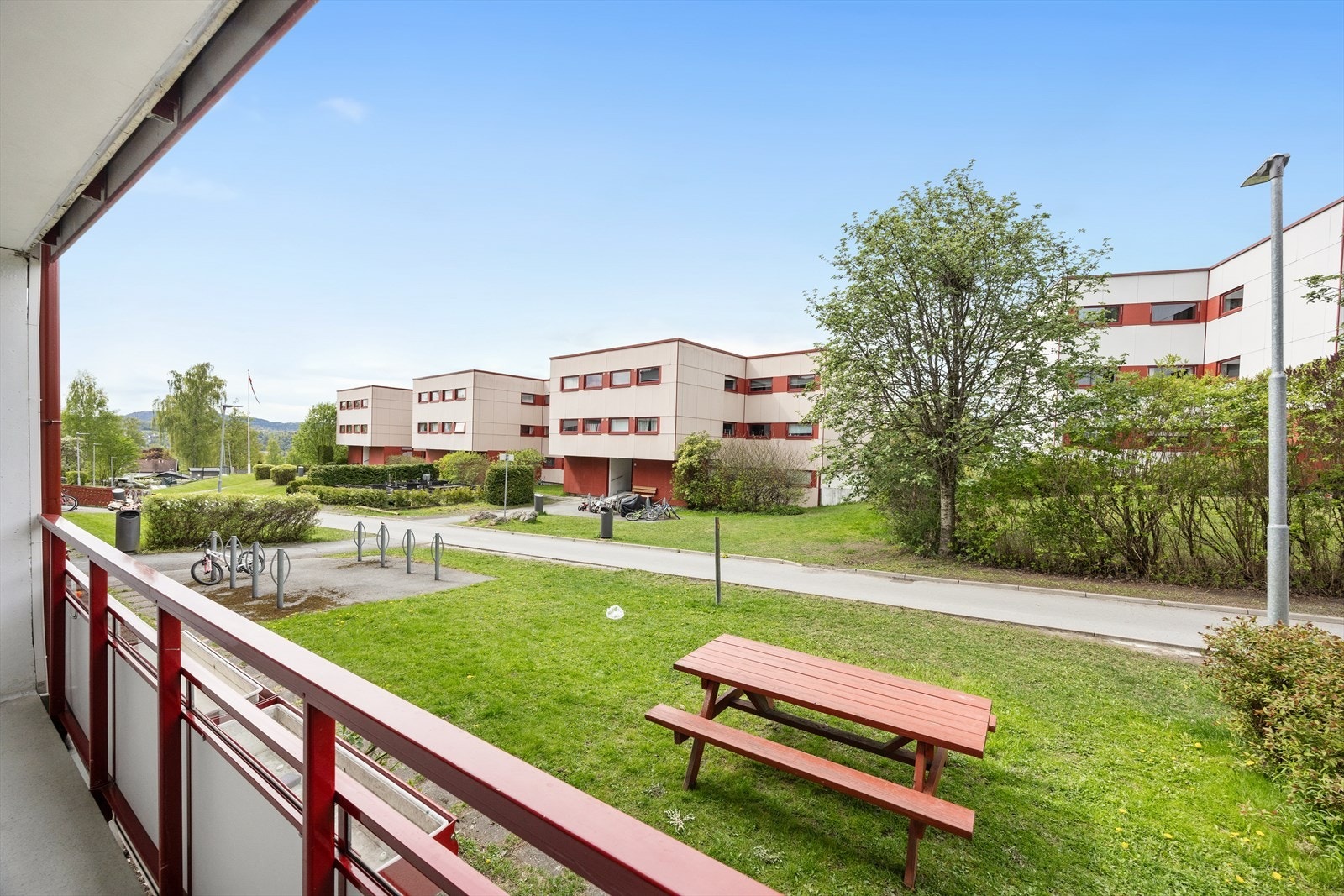 Balkongen er takoverbygd noe som skjermer fra både vær og vind. Galleribilde