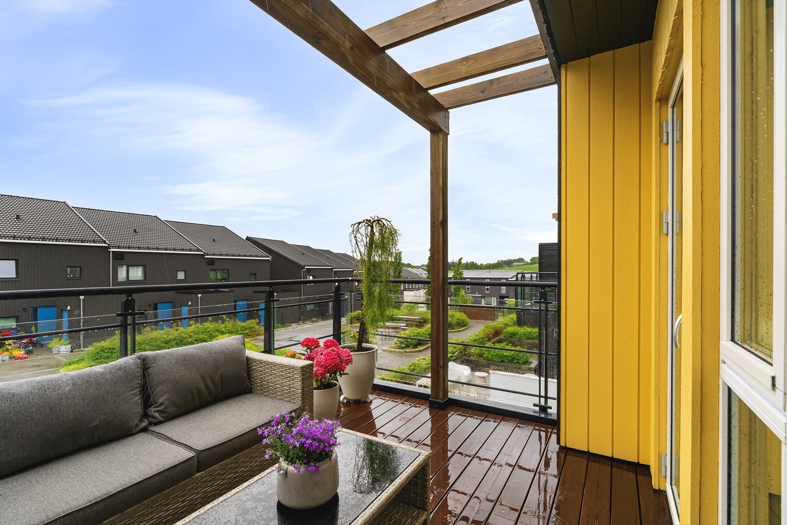 Balkongen ligger sørvest-vendt og har veldig gode solforhold. Galleribilde