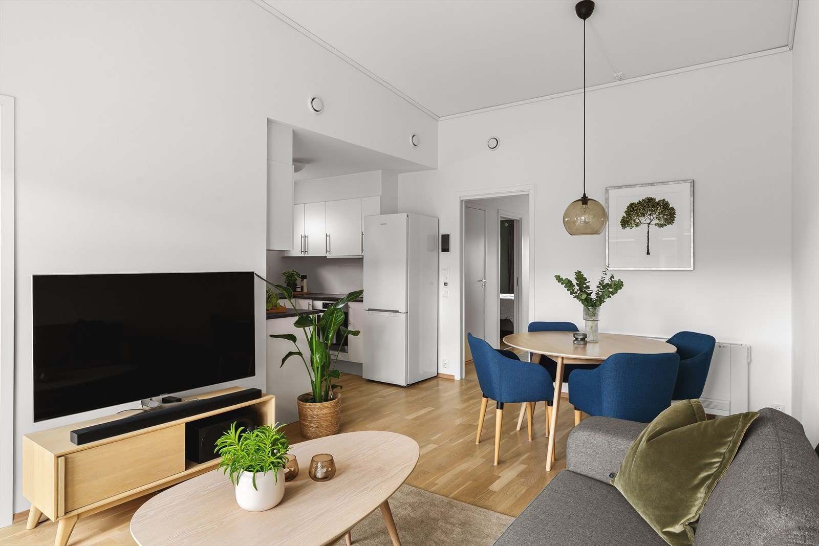 Stue og kjøkken er i åpen løsning, men med tydelig definerte soner som gjør rommet enkelt å møblere. Galleribilde