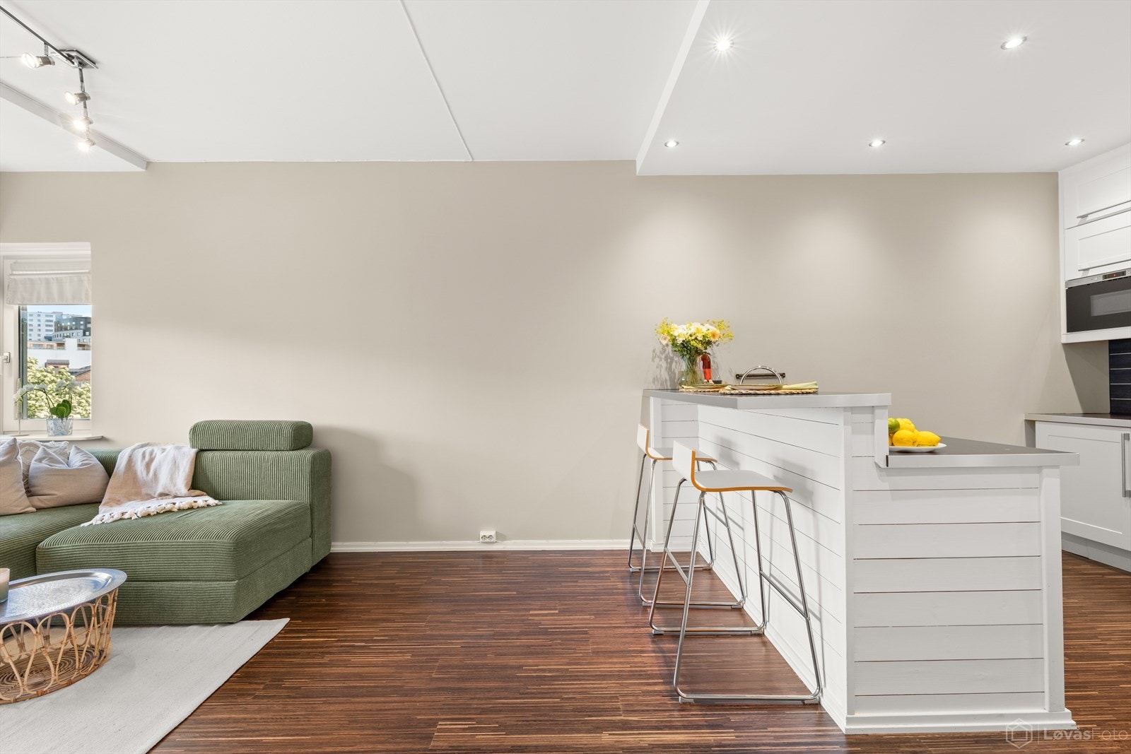 Den åpne løsningen, kombinert med parkett på gulv og lyse flater, understreker boligens luftige og moderne preg. Galleribilde