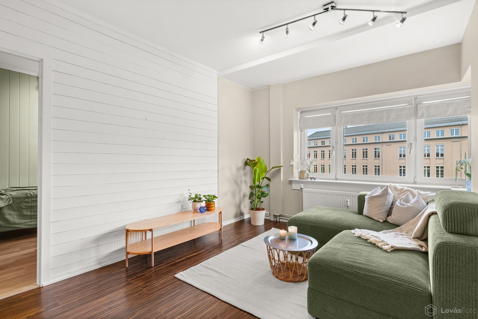 Stuen fremstår lys og luftig med gode møbleringsmuligheter. Her har du plass til både sofagruppe, spisebord og hjemmekontor etter behov. Galleribilde