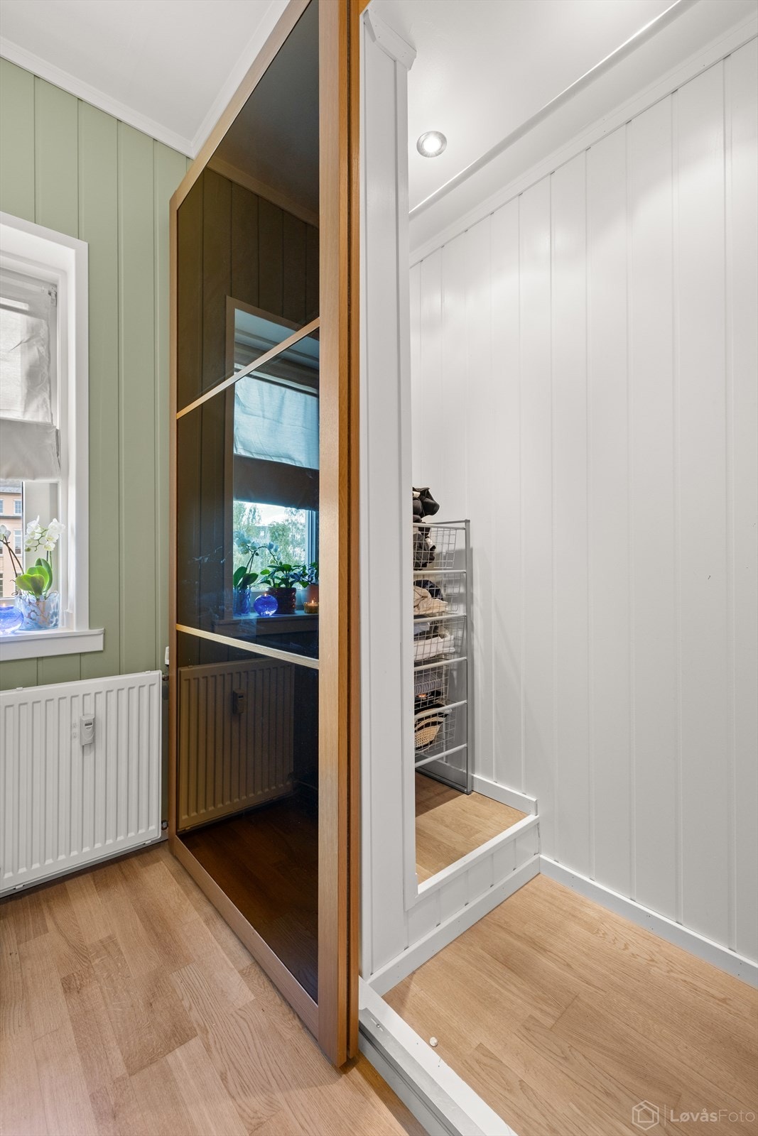 Praktisk garderobeløsning som fungerer som et lite walk-in closet. Her er det gode oppbevaringsmuligheter for klær, sko og tilbehør. Galleribilde