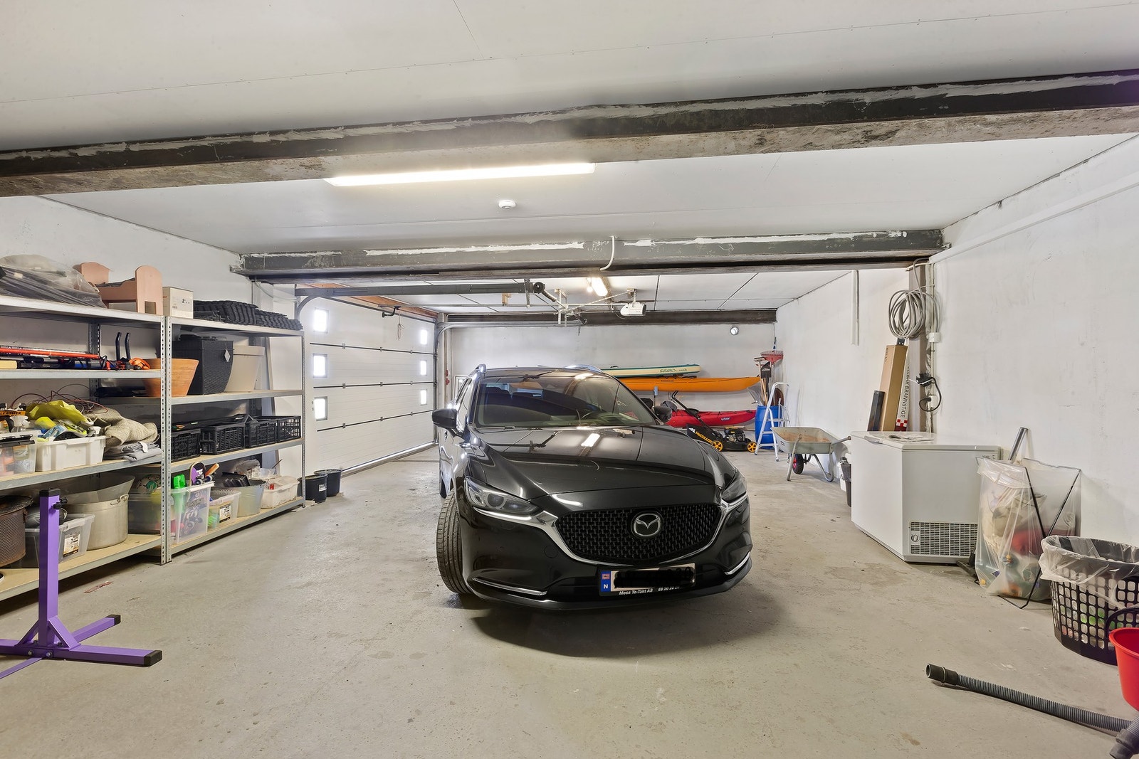 Garasjen er også svært romslig, og har plass til mye annet enn bare bil. Gjennomgang inn til kjeller fra garasje. Galleribilde