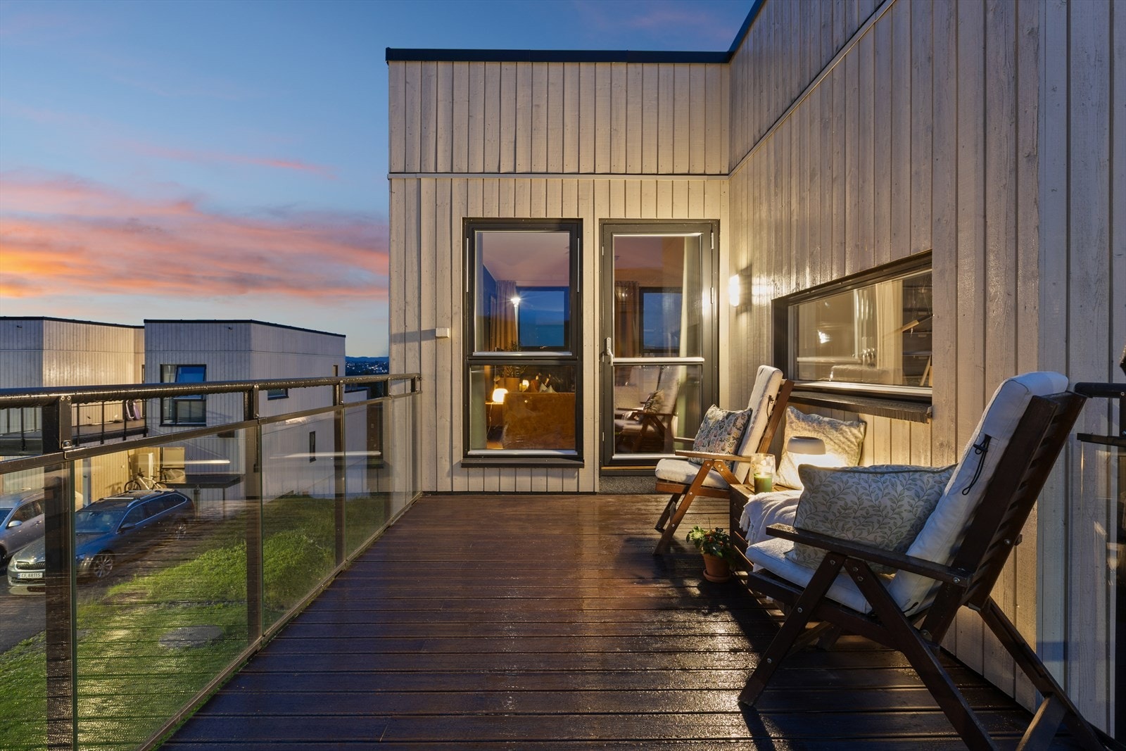 Terrasse med fin utsikt - boligen har totalt ca. 30 kvm terrasse/veranda fordelt på tre uteplasser. De to terrassene har utgang fra stuen i toppetasjen. Galleribilde