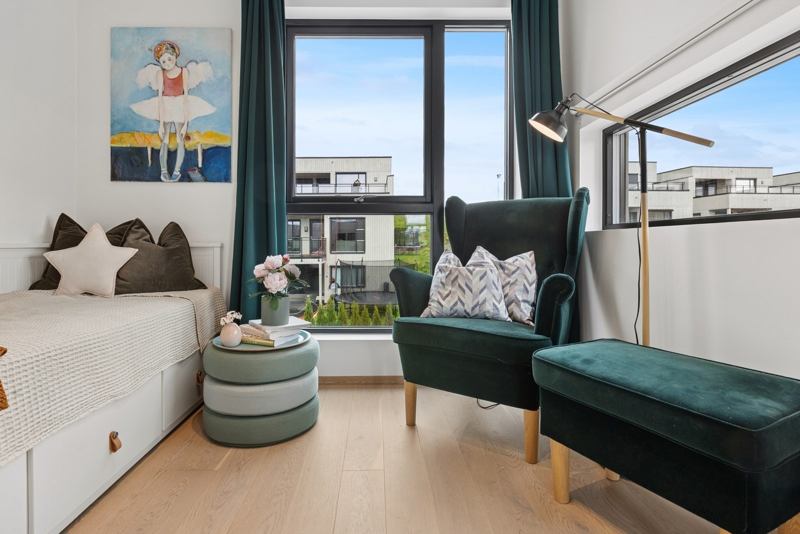 Store vinduer slipper inn godt med lys i alle boligens oppholdsrom. Galleribilde