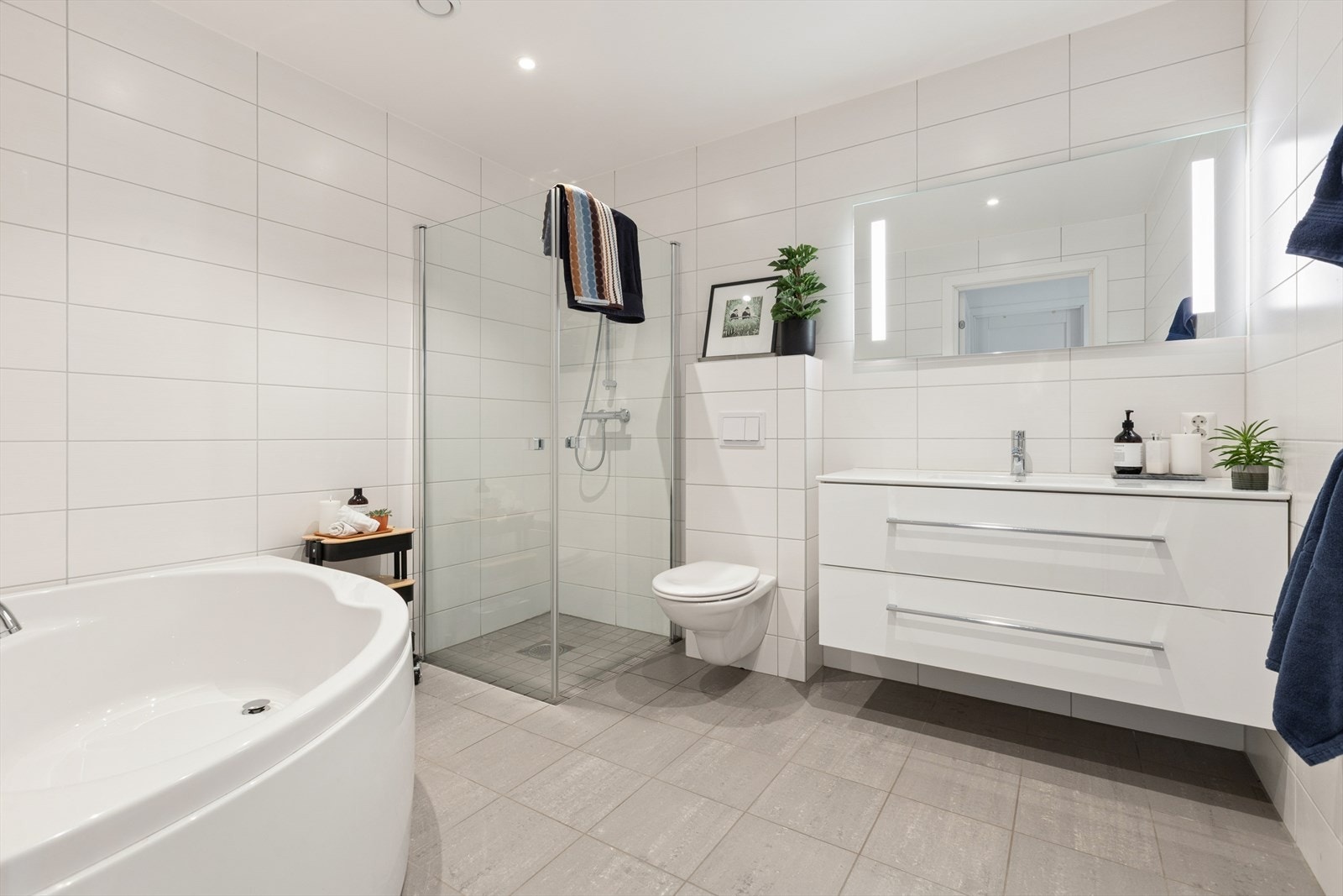 På badet nede er det både dusjsone og badekar - perfekt for barnefamilien. Galleribilde