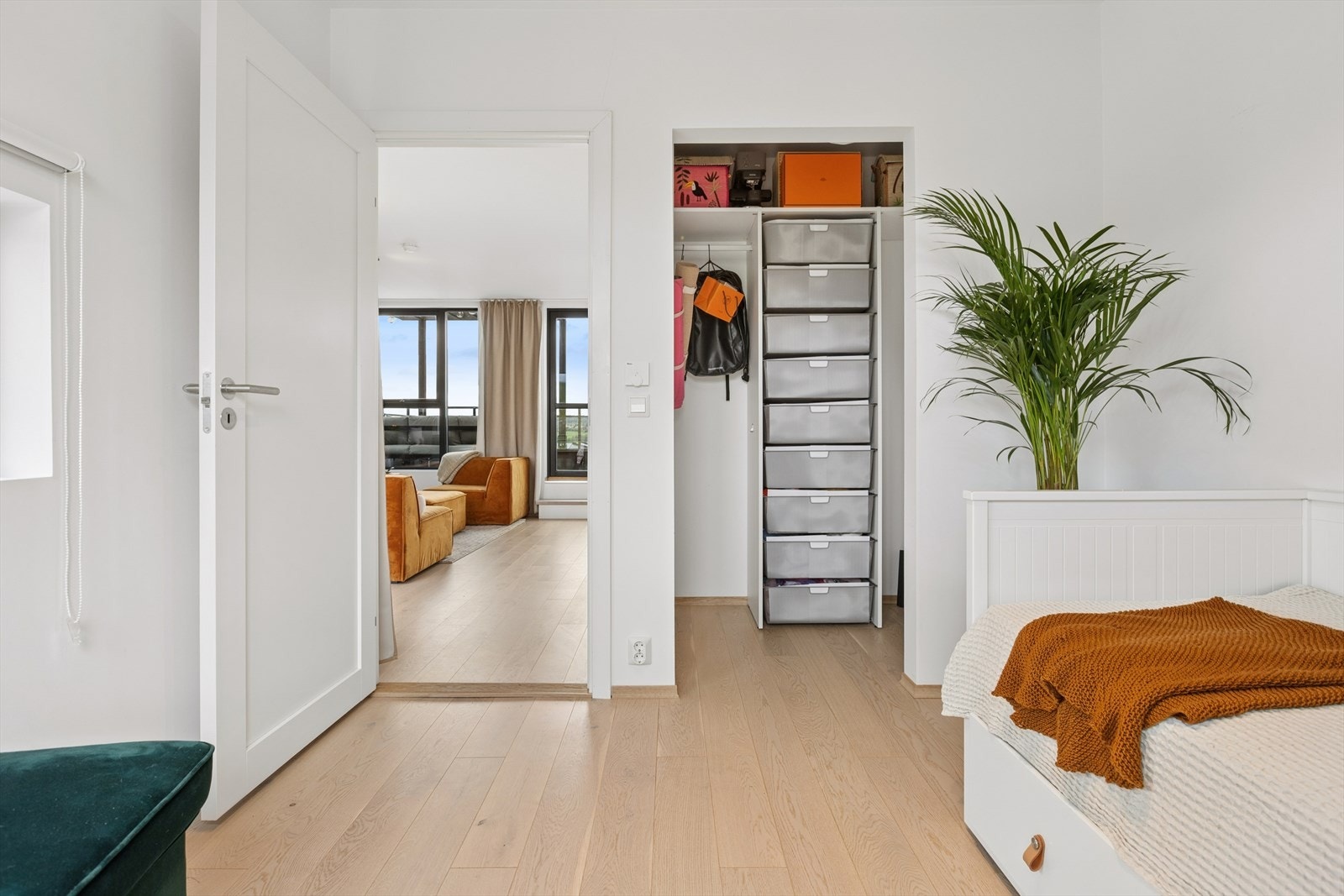 Soverommet i toppetasjen har en praktisk walk-in garderobe / bod. Galleribilde