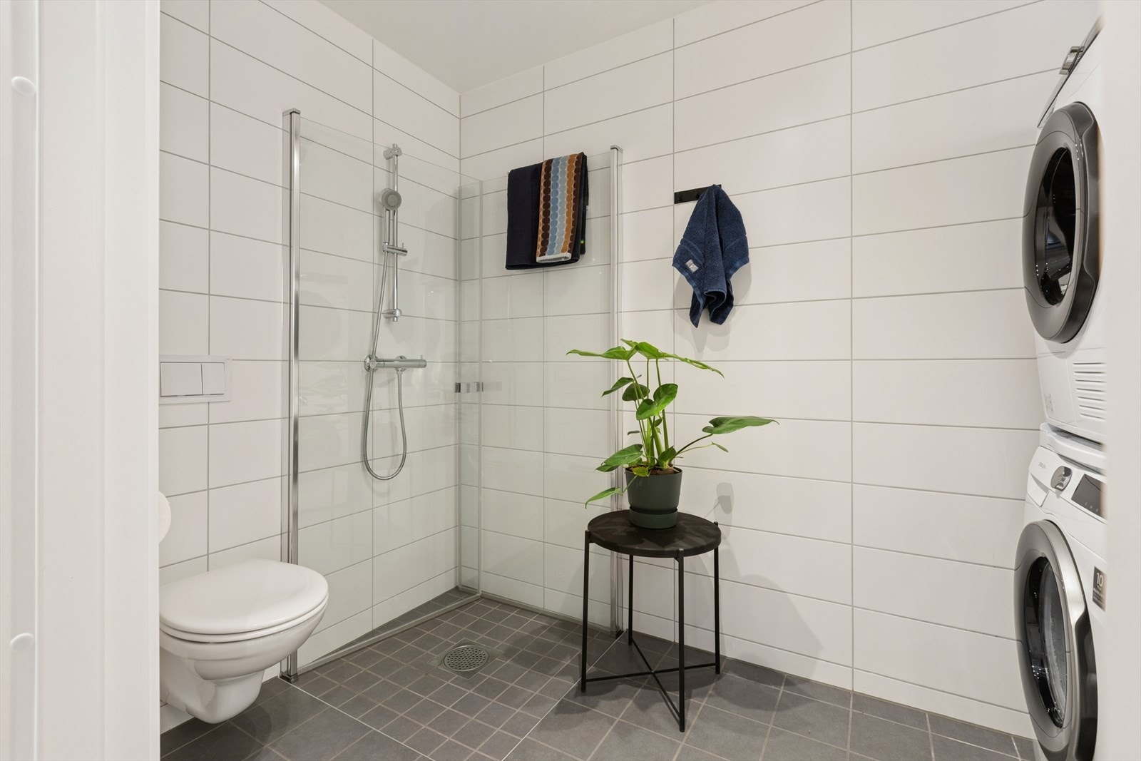 Baderom i 1. etg. Her er også opplegg for vaskemaskin og tørketrommel. Galleribilde