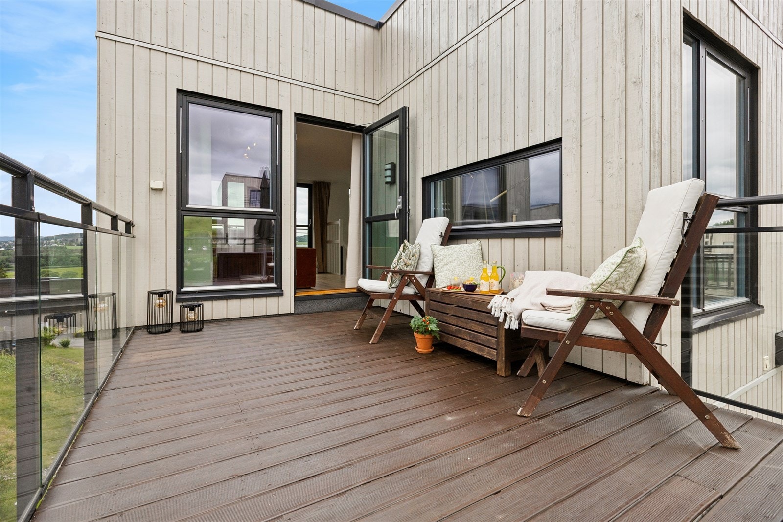 Boligen har fine terrasser hvor man samlet kan nyte sol fra morgen til kveld på sommeren. Galleribilde