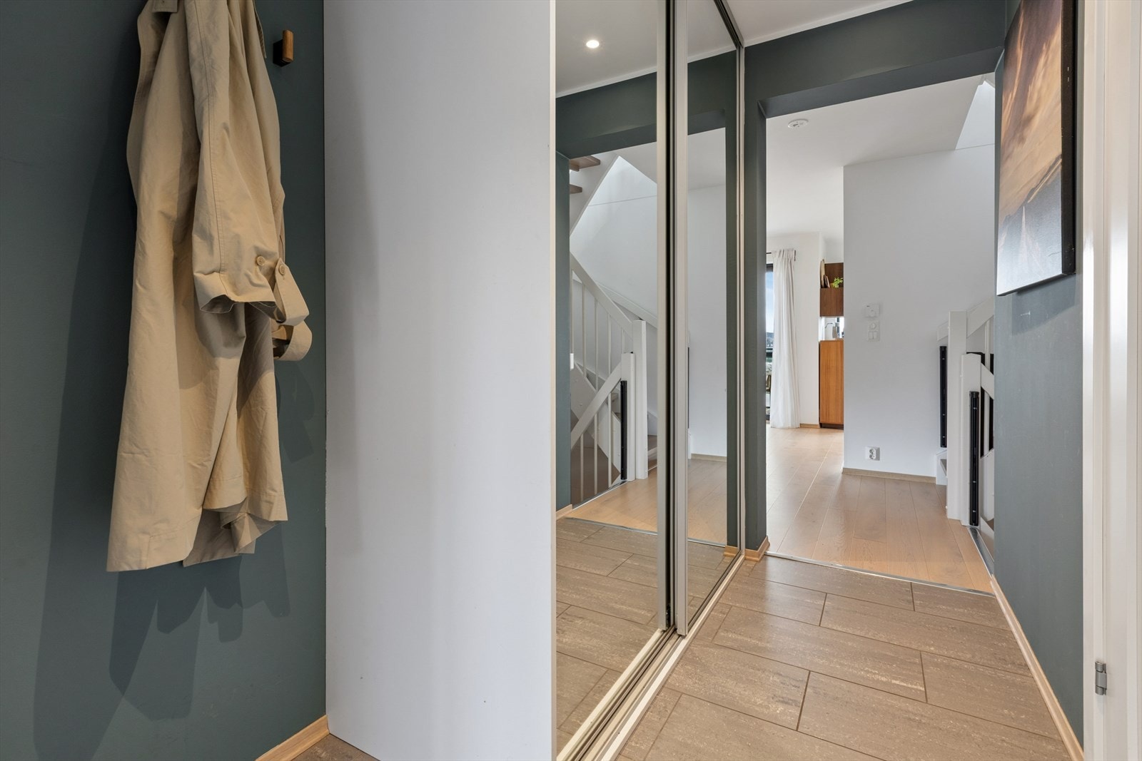 Man ønskes velkommen inn i en trivelig entrè. Her er det god oppbevaringsplass i skyvedørsgarderobe med speilfronter. Galleribilde