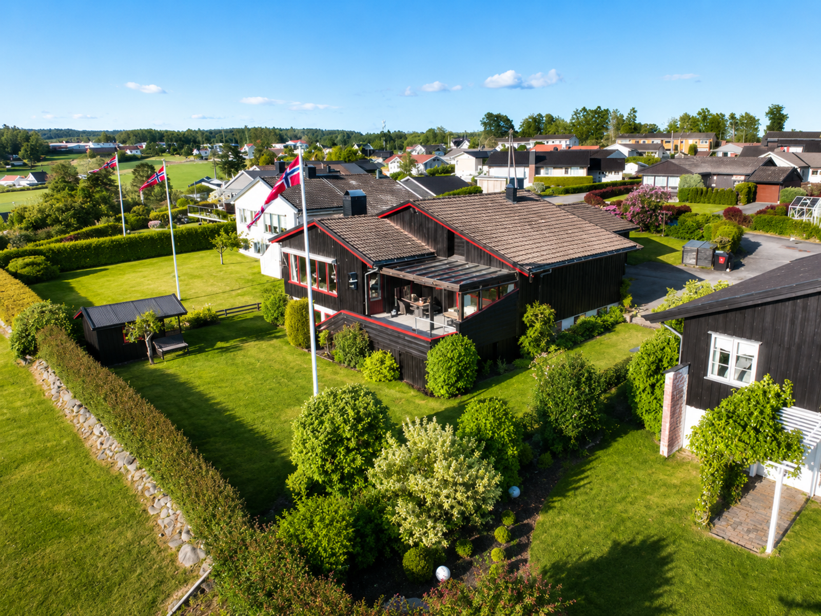 Innholdsrik enebolig med attraktiv plassering og flott fremtoning. Boligen ligger høyt og fritt med fantastisk utsikt og gode solforhold. Galleribilde