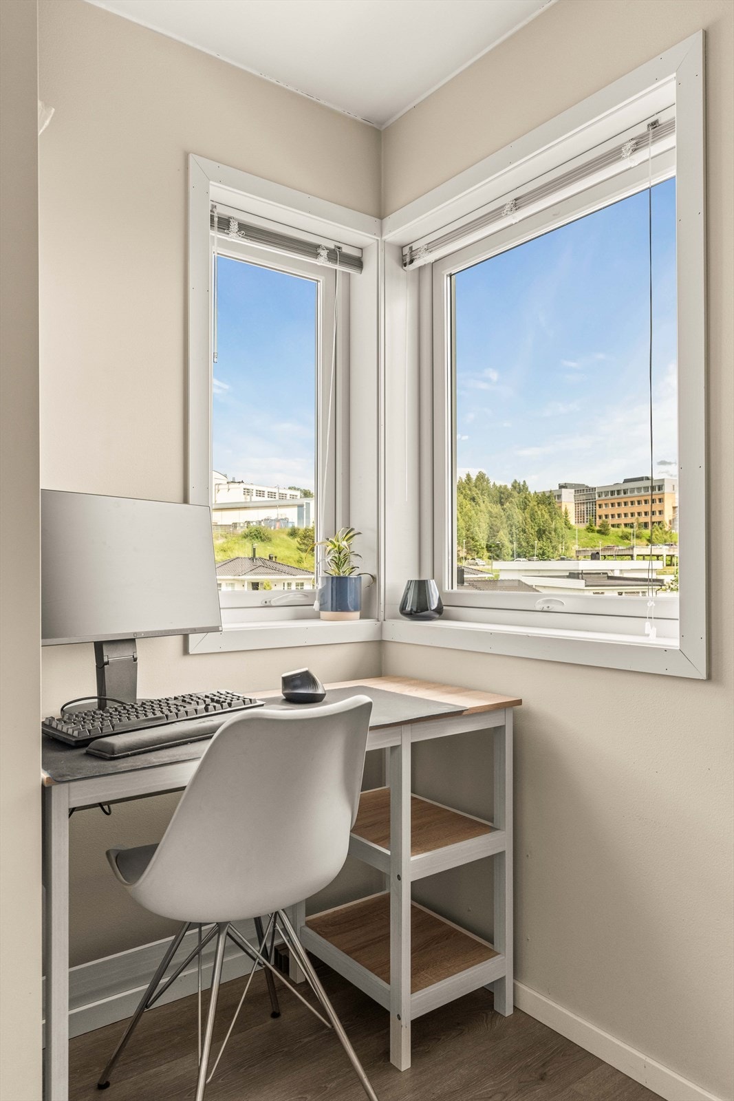 Soverommet har en smart hjørneløsning som egner seg godt som arbeidsplass. Galleribilde