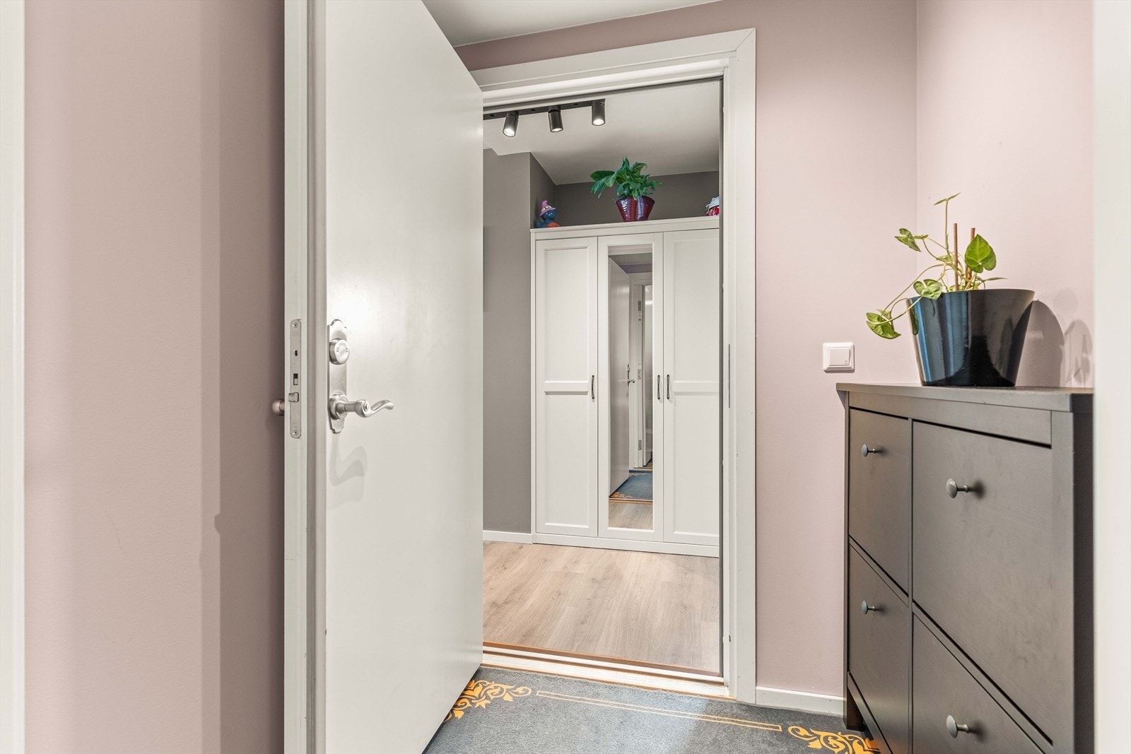 Entréen ønsker velkommen inn i boligen. Galleribilde