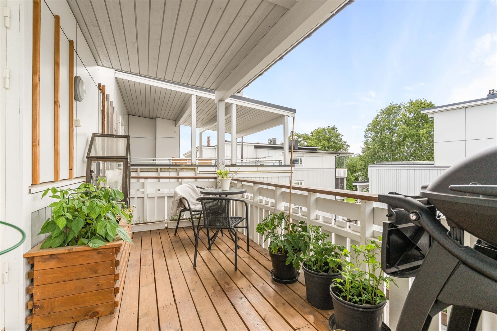 Uteplassen gir rom for både en liten sittegruppe og dyrking i kasser. Galleribilde