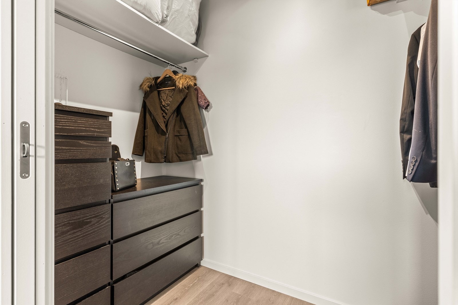 Walk-in-closet med god plass til klær og oppbevaring. Galleribilde