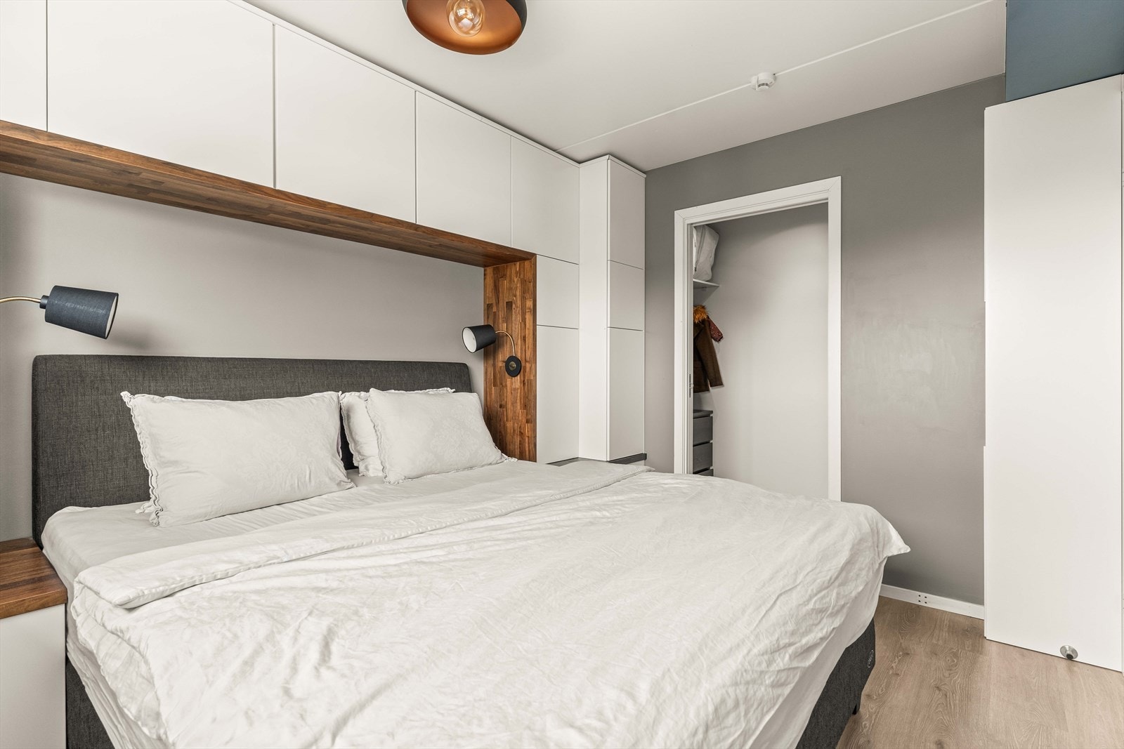 Fra soverommet er det direkte adkomst til et praktisk walk-in-closet. Galleribilde