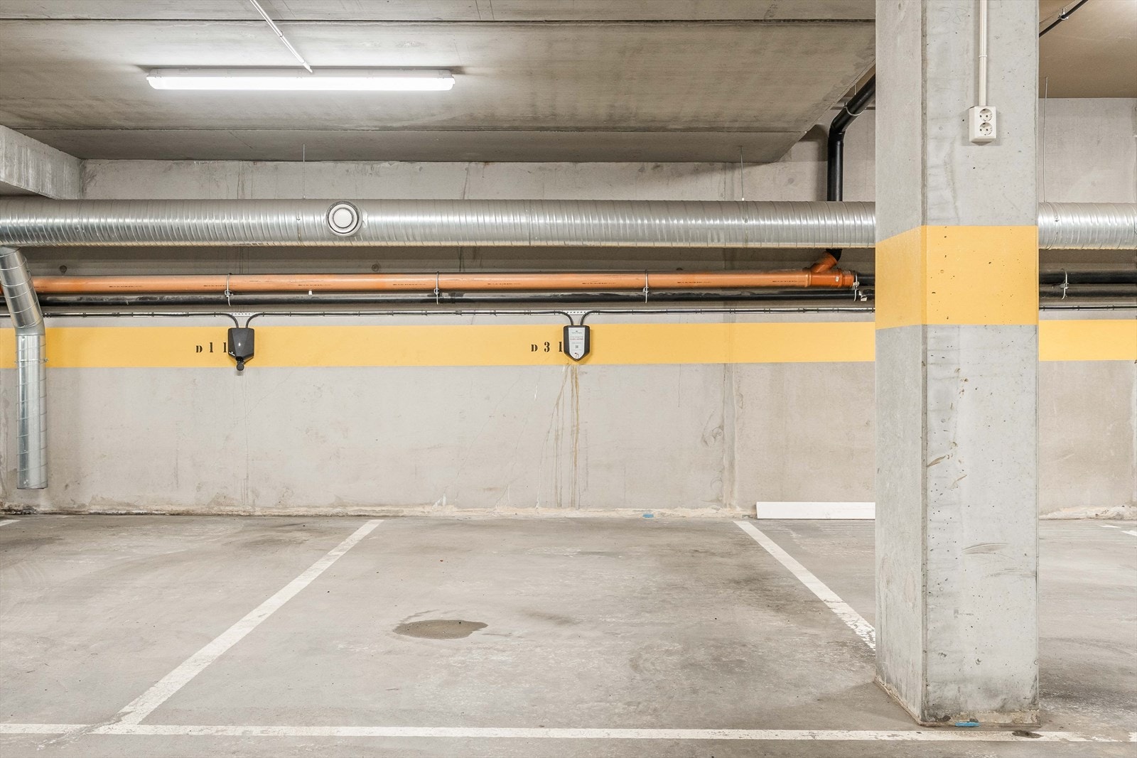Med leiligheten følger to garasjeplasser i felles anlegg, begge med elbillader tilknyttet abonnementsordning. Galleribilde