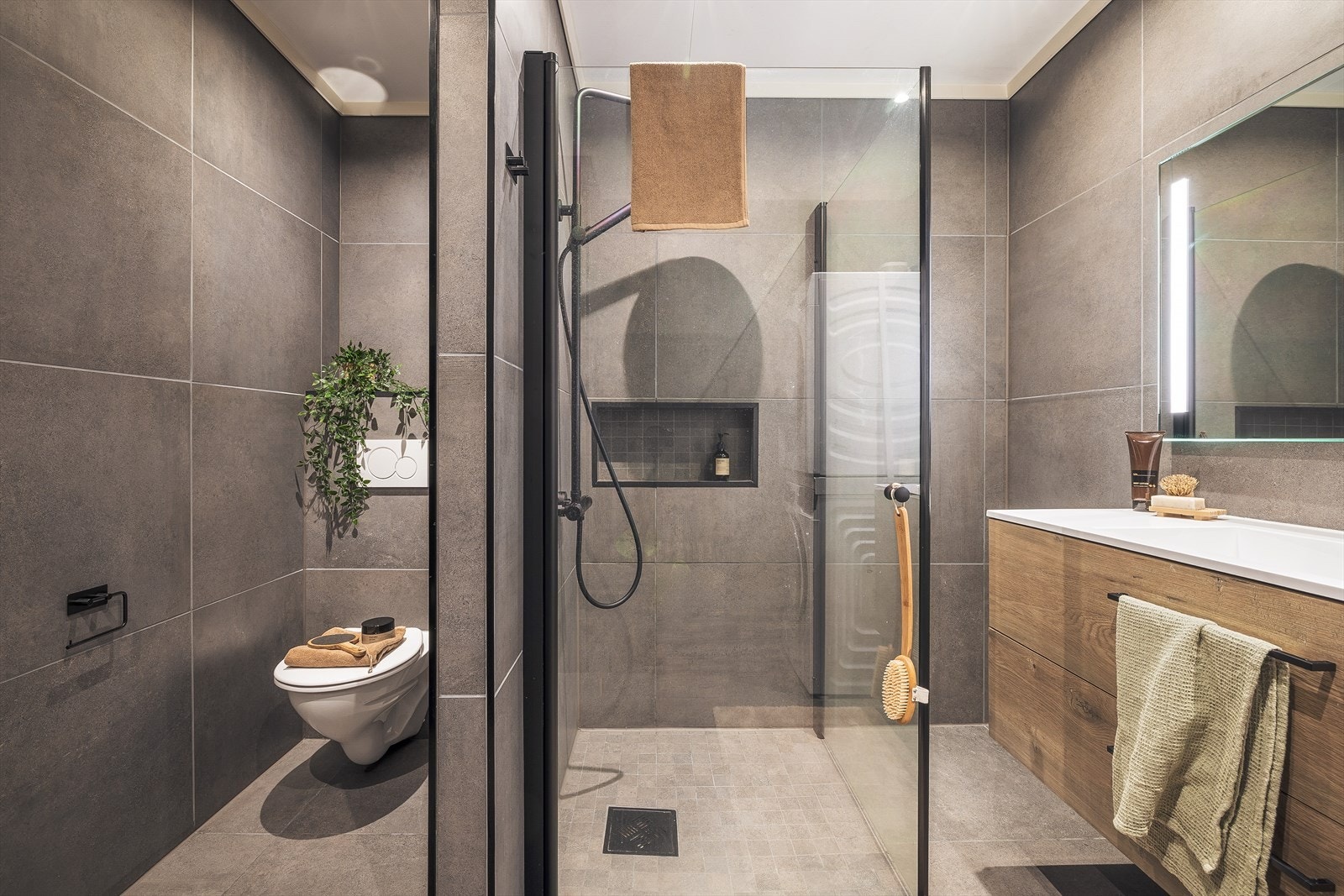 Lekkert helfliset bad med 60x60 flis | I forbindelse med rehabiliteringsprosjekt er det stor sannsynlighet for at badet må rives, ettersom badet er oppgradert i 2022 før beslutningen om prosjektet. Galleribilde