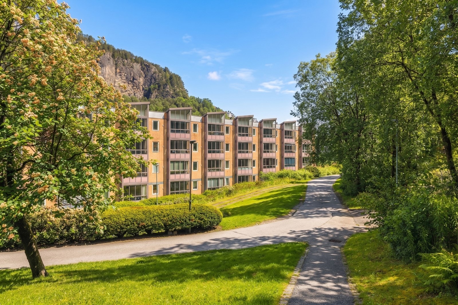 Borettslaget har store fellesarealer med bl.a. Tuftepark, lekeplasser, grøntområder, sittegrupper mm. Galleribilde
