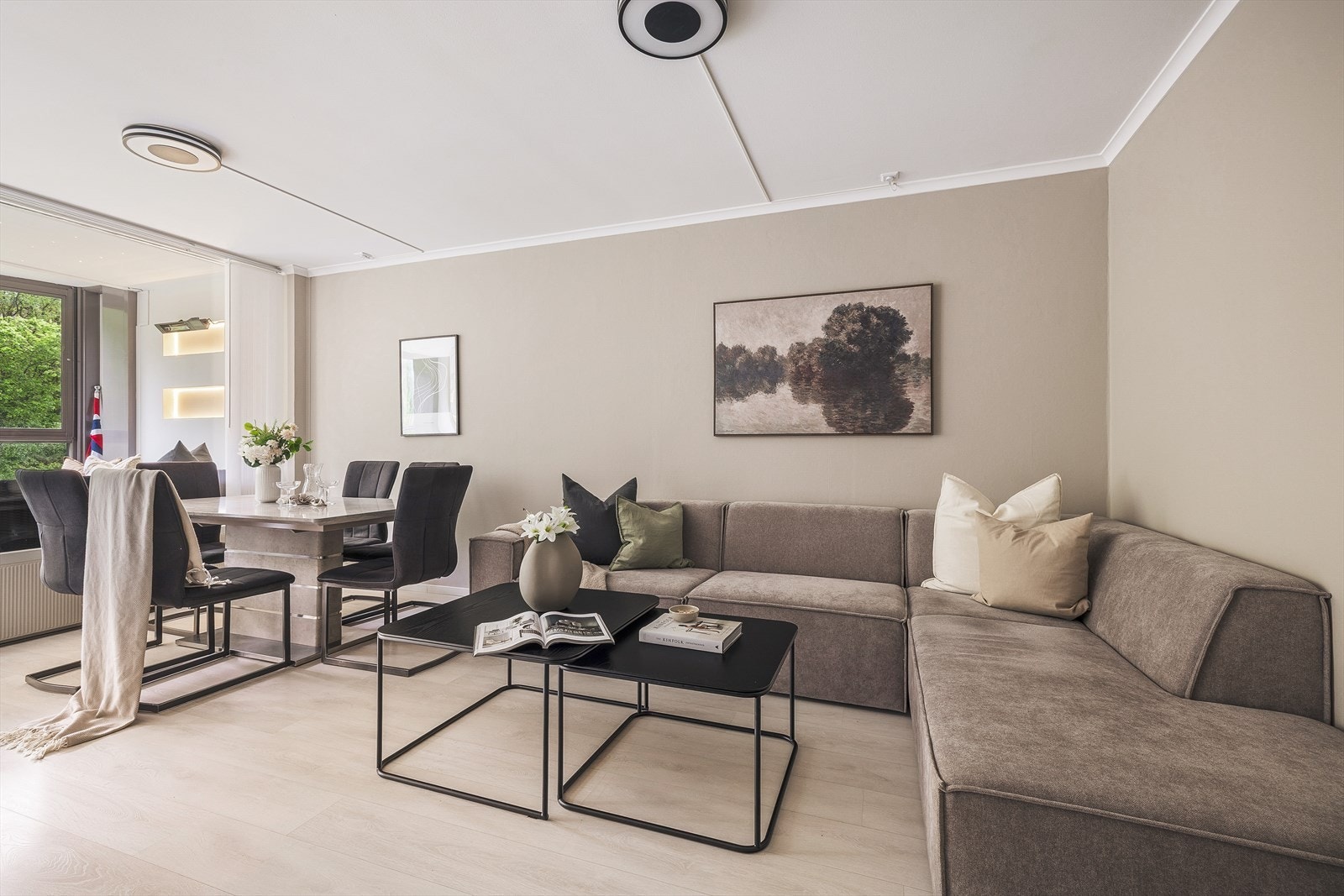 Stuen måler 21,1 m² med god plass til stor sofa! Galleribilde