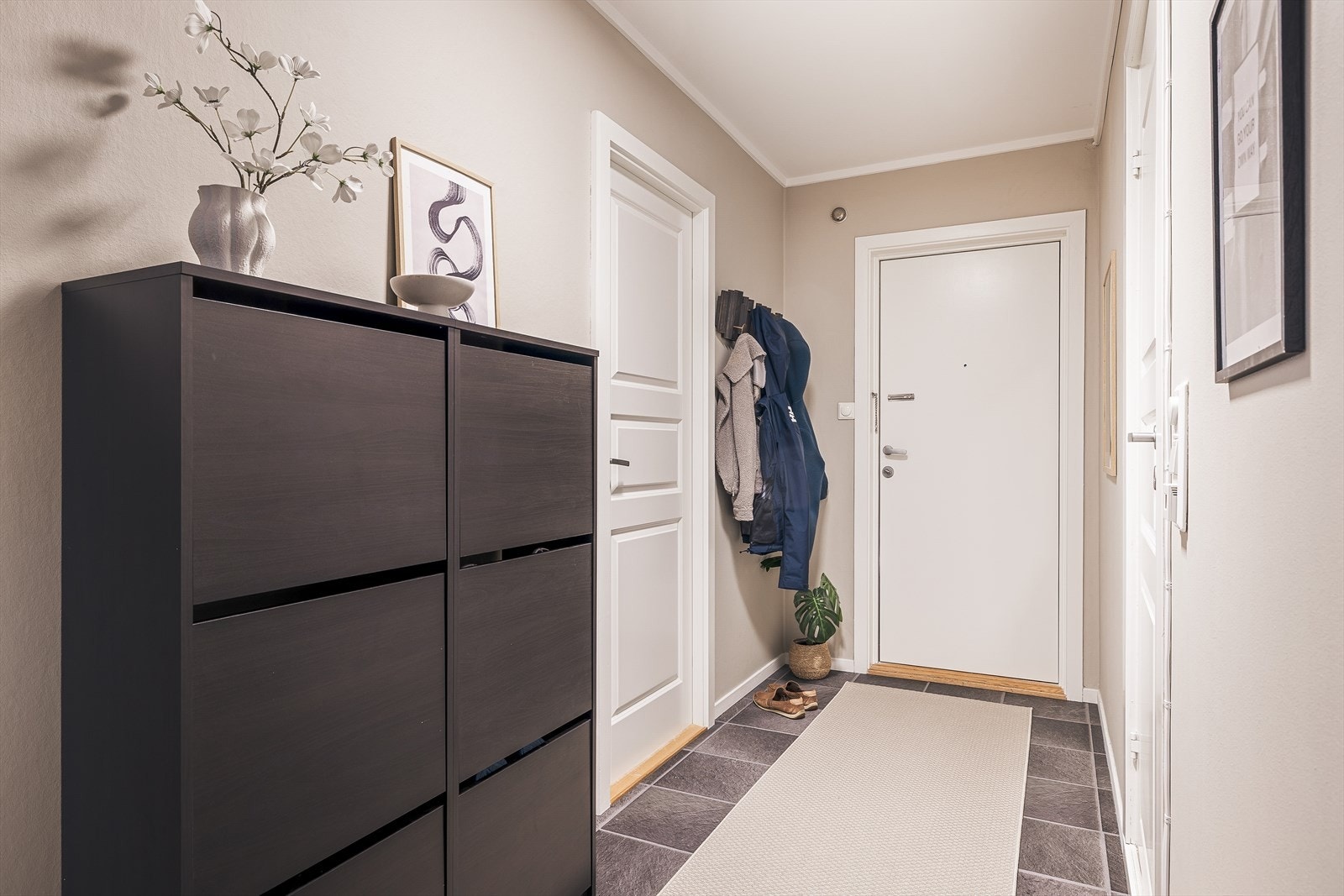 Velkommen inn! Gangen er malt i en tidsriktig farge og fremstår stilsikker i sin fremtoning Galleribilde