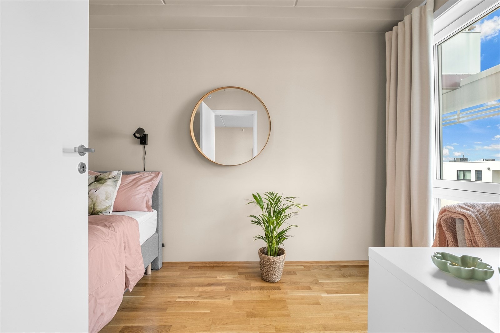 Soverommet har god plass til seng, skap og pult. Galleribilde